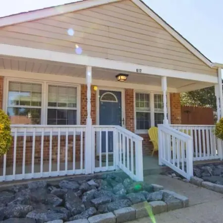 Cheerful 2 Bedroom Home Near Virginia Wesleyan